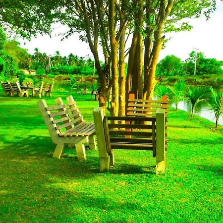 Canal Side Safari Resort Uda Walawe Extérieur photo