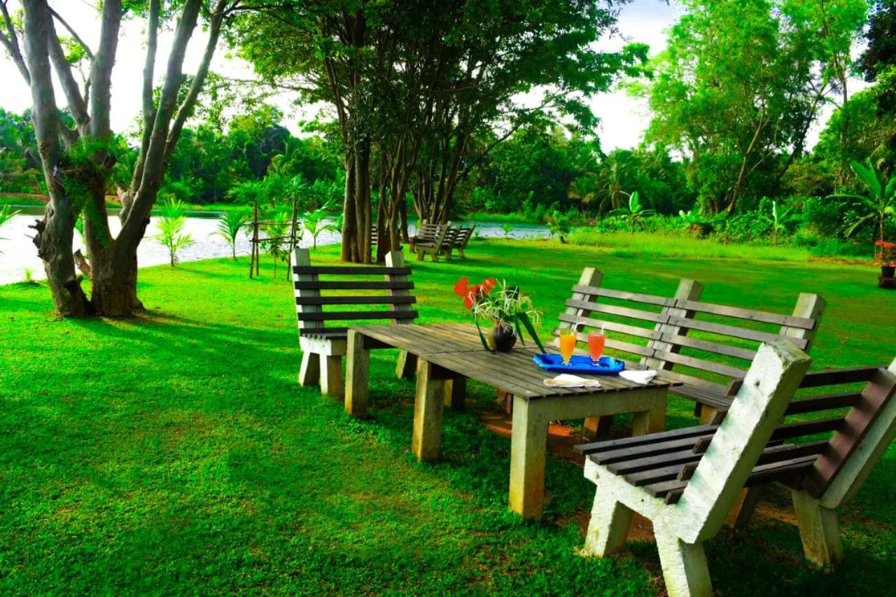 Canal Side Safari Resort Uda Walawe Extérieur photo